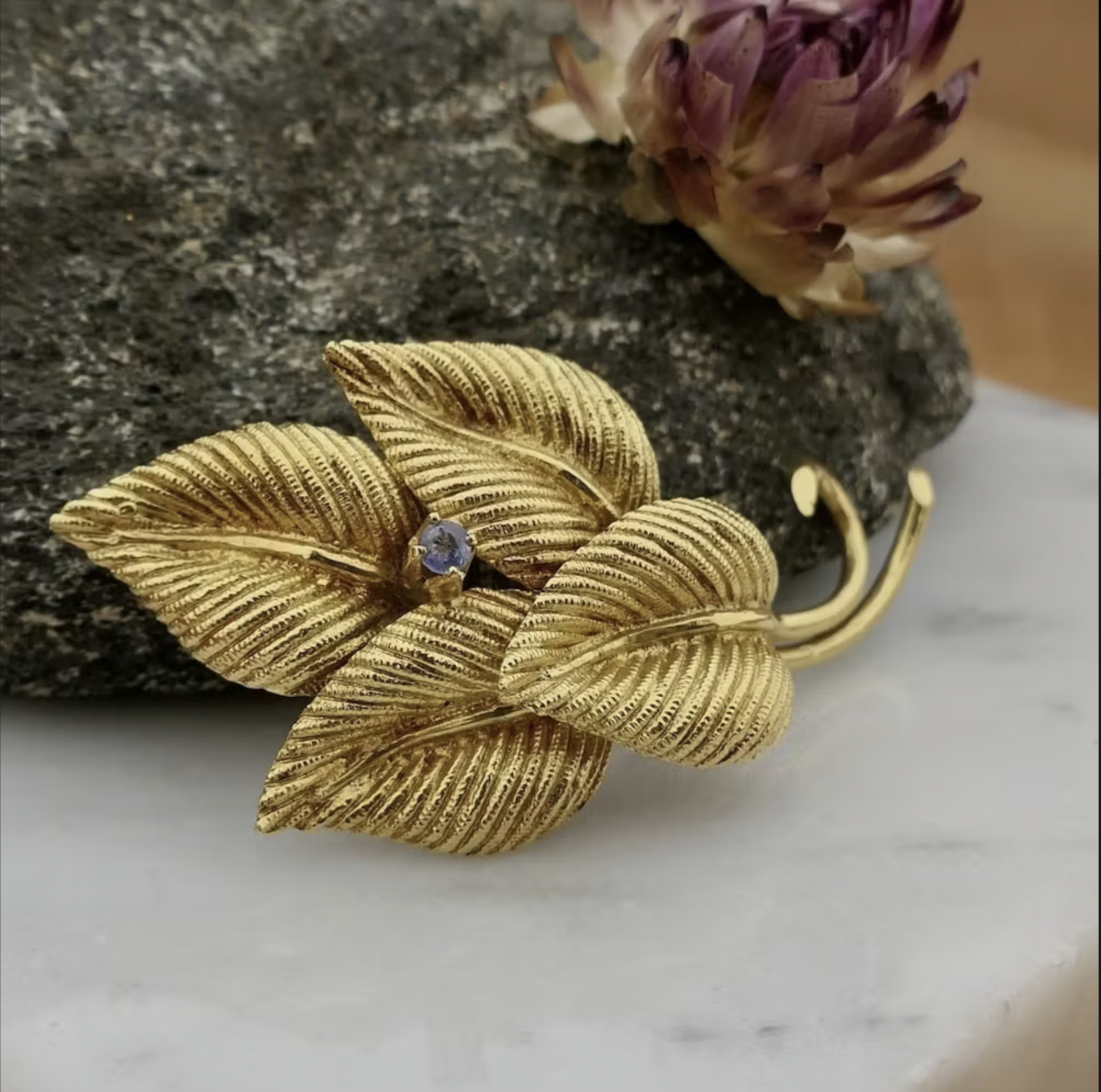 Vintage-gouden-bladeren-broche-met-saffier-klassieke-broche