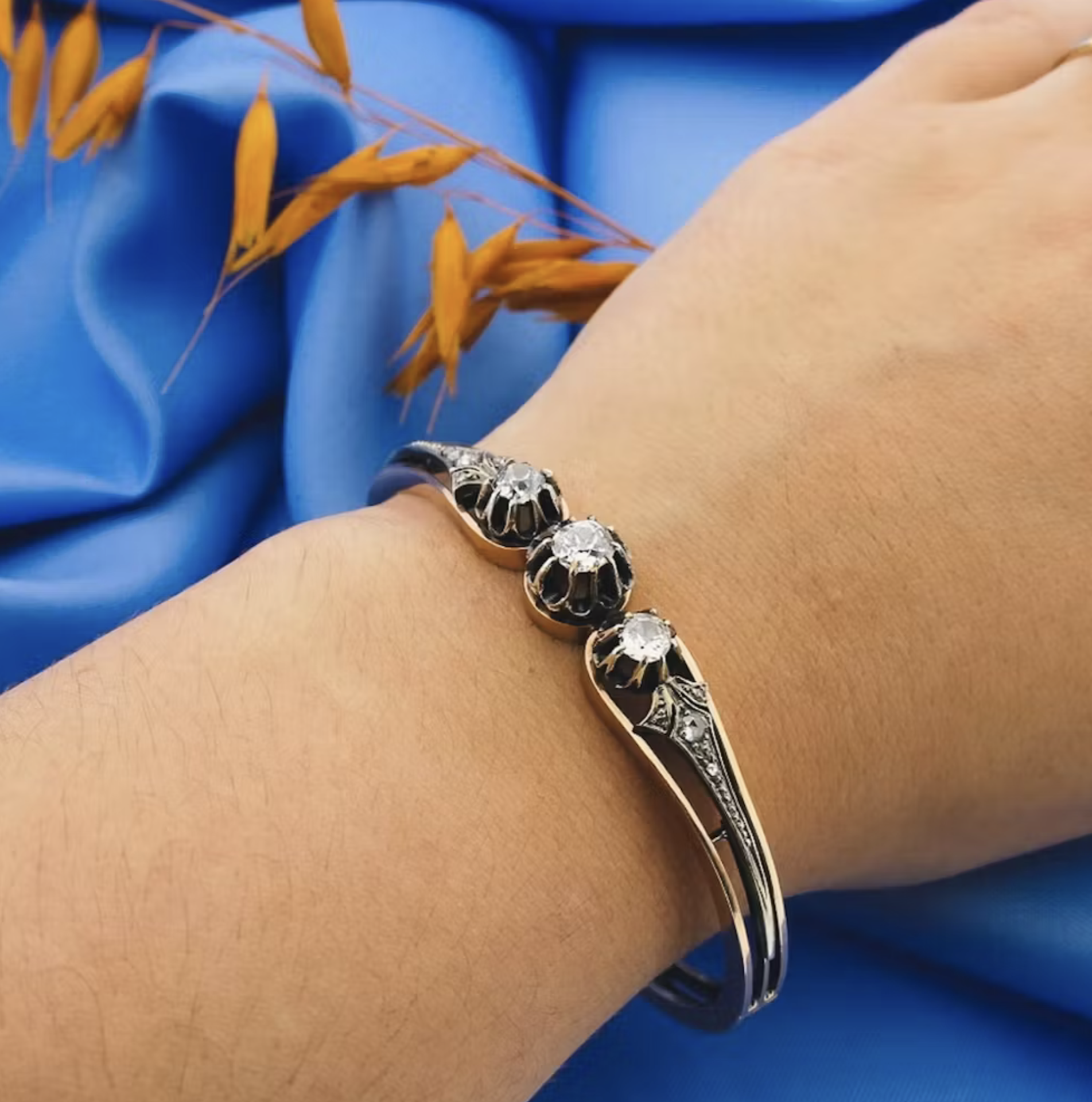 Vintage-rosegouden-slavenarmband-met-diamanten-en-luxe-uitstraling.png