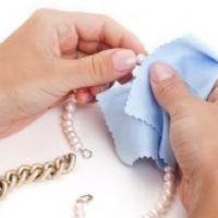 Parels-schoonmaken-met-doek
