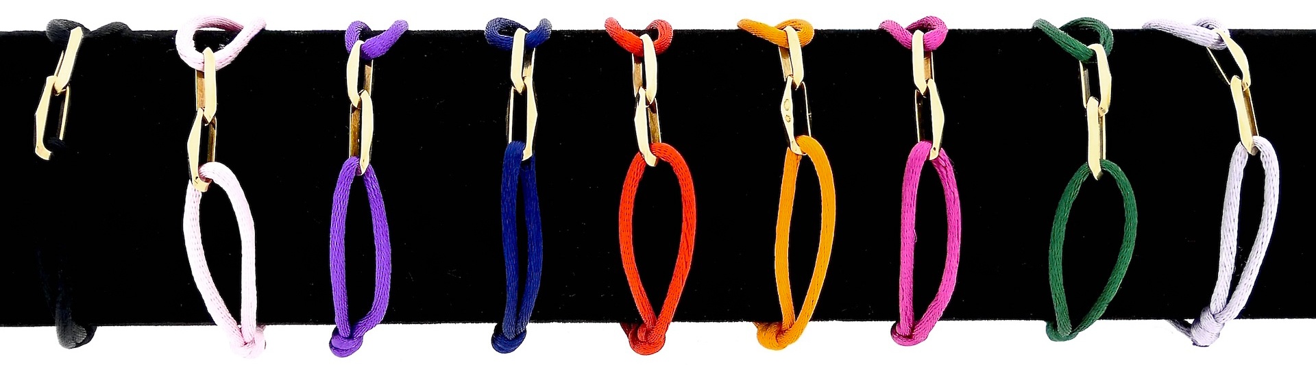 Forever Knots® collectie handgemaakte satijnkoord armbanden in verschillende kleuren.