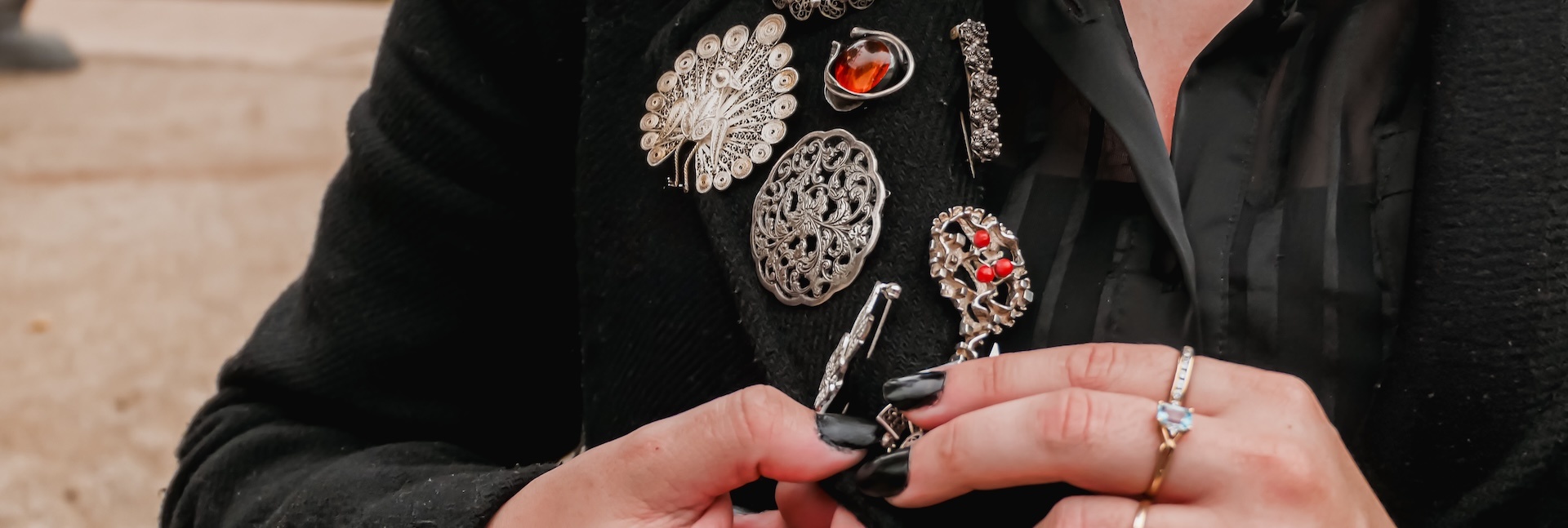 Silver brooches at Juweelwinkel