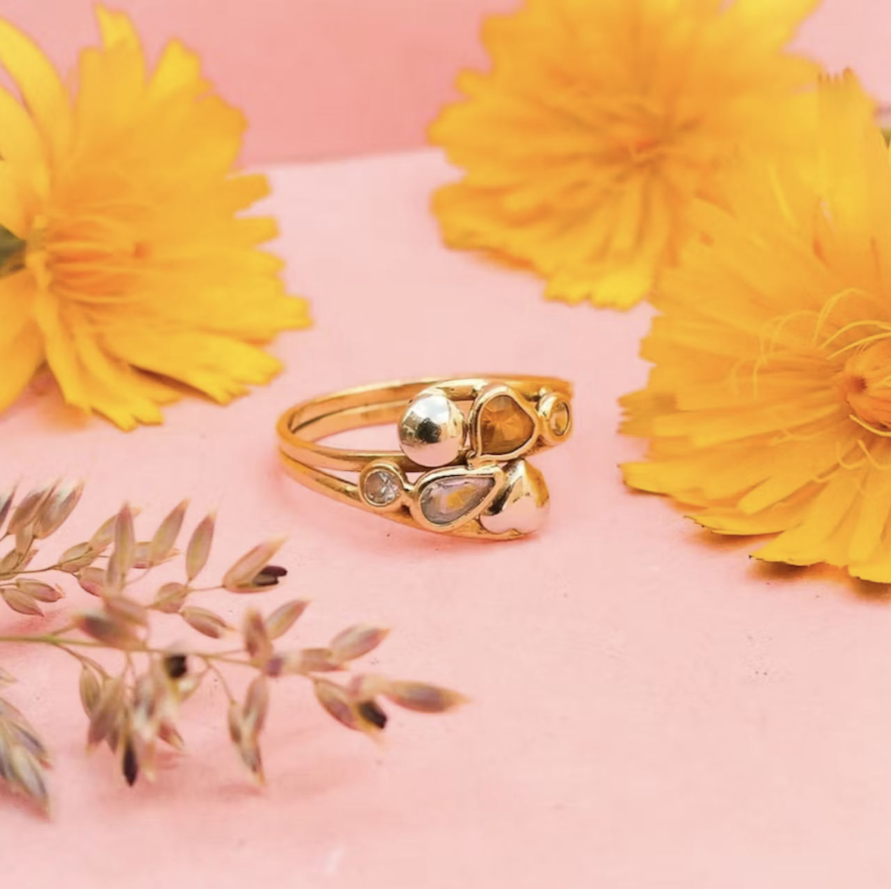 Vintage-gouden-ring-met-pastelkleurige-edelstenen-sieradentrends-2026.png