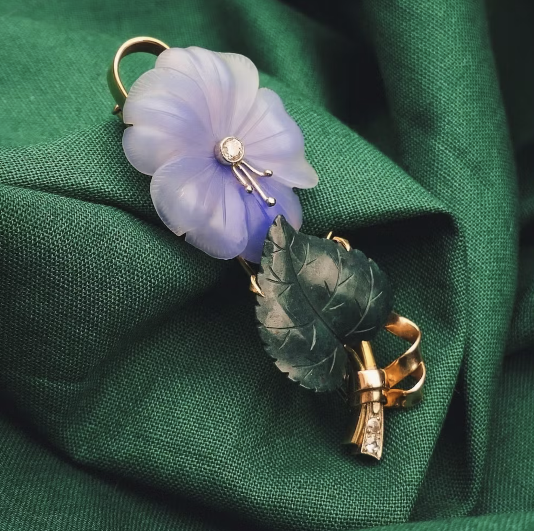 Vintage-bloem-broche-met-gekleurd-glas-jade-en-diamant