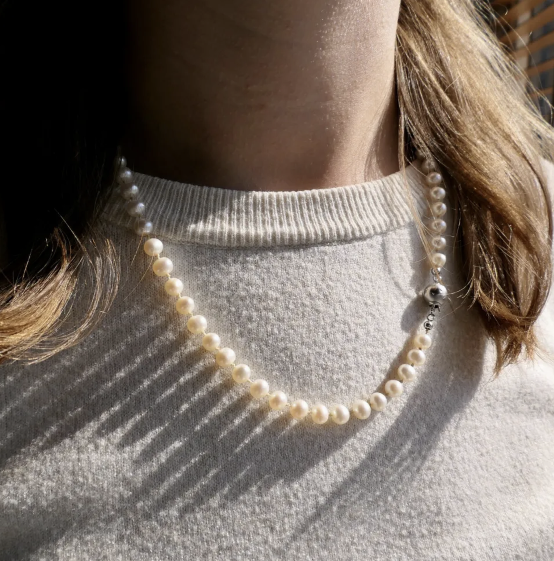 Luxe-parelcollier-met-natuurlijke-parels-en-witgouden-slot.png