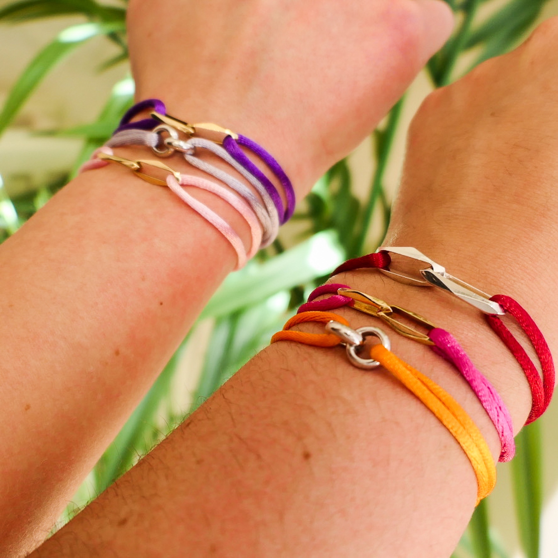 Forever Knots® kleurrijke satijnkoord armbanden met gouden en zilveren schakels