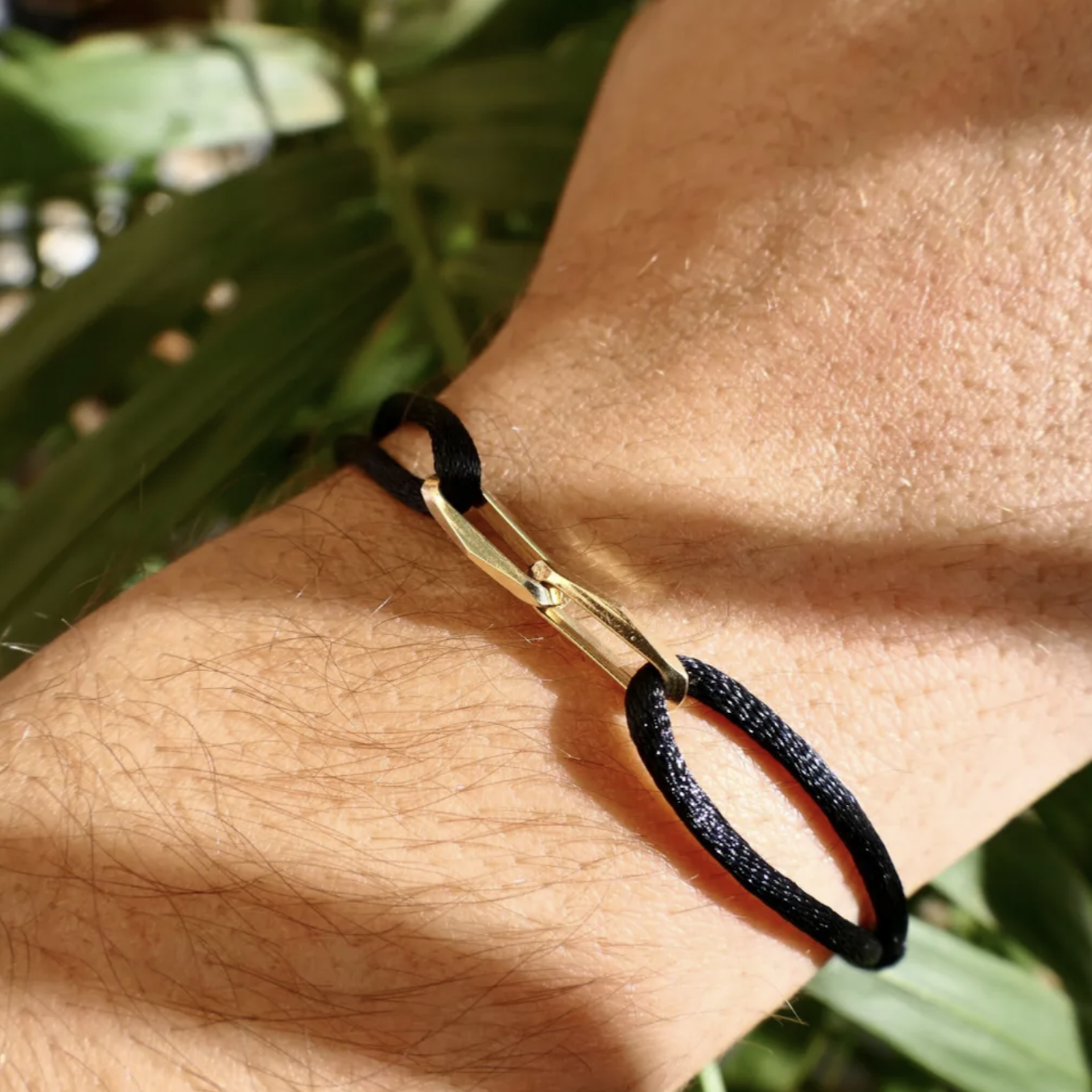 Forever knots® Handgemaakte Zwarte Satijn armband met Gouden Closed forever schakel