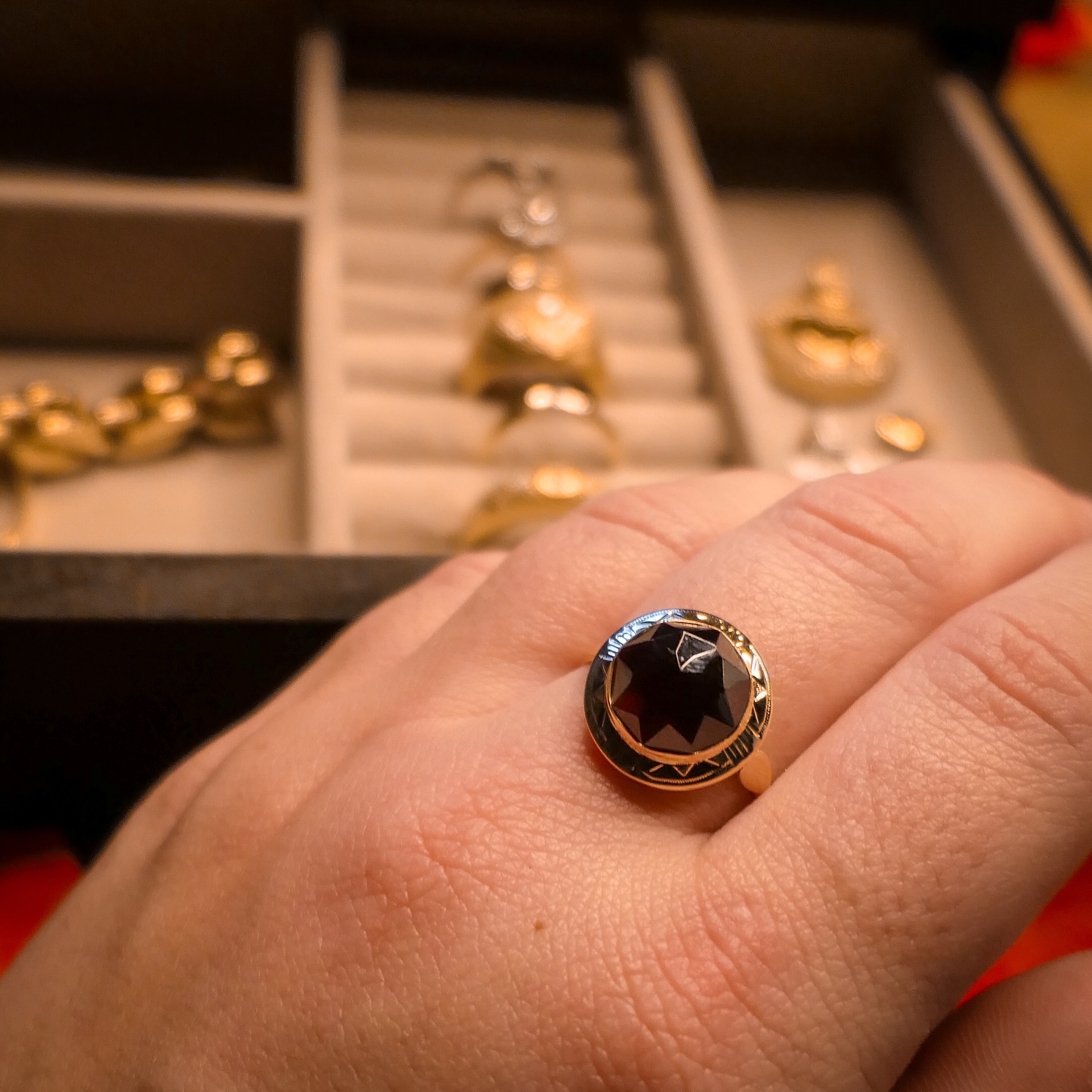 Gouden ring met Granaat steen voor Valentijn