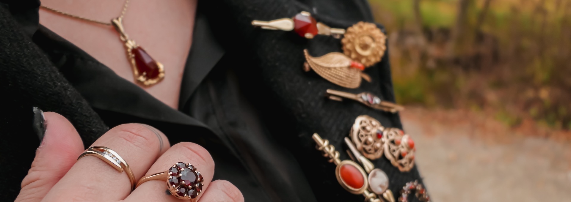 Geelgouden broches bij Juweelewinkel