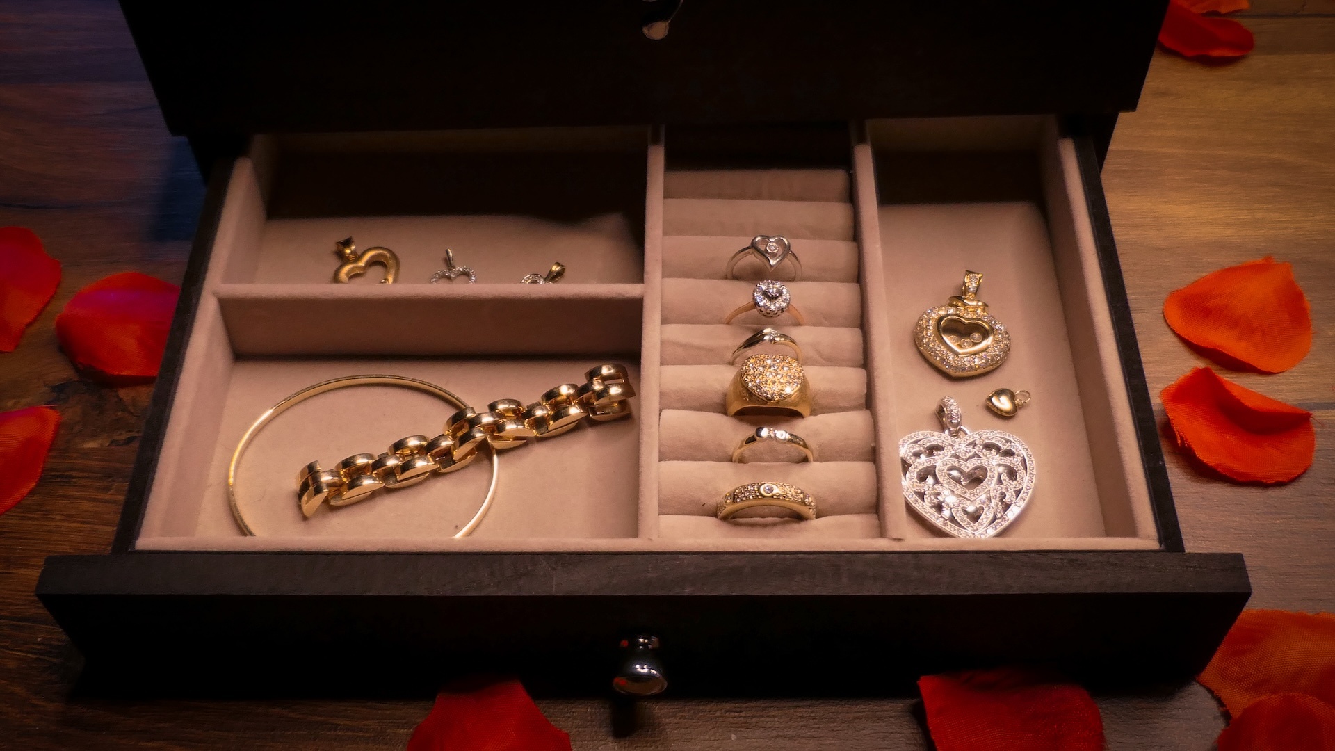 Verras jouw Valentijn met een gouden sieraad