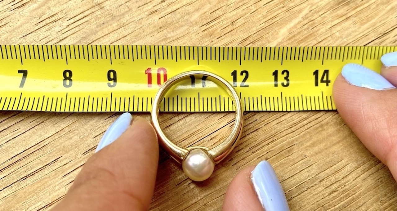 Measure ring size with a ruler
