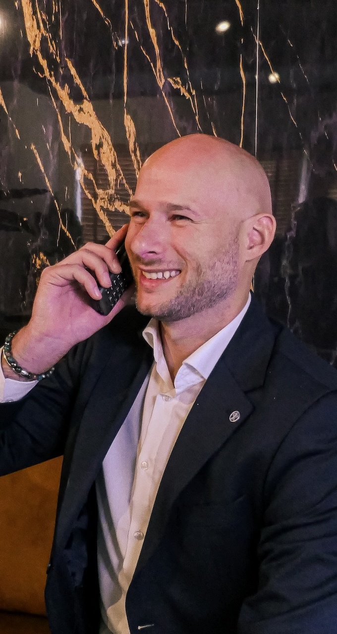 Klantenservice juweelwinkel (Jeremy aan het bellen met een klant)