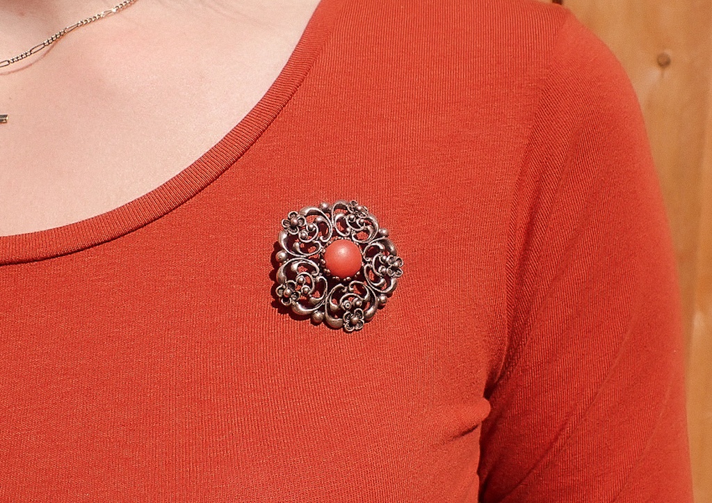 vintage broche-met-bloedkoraal