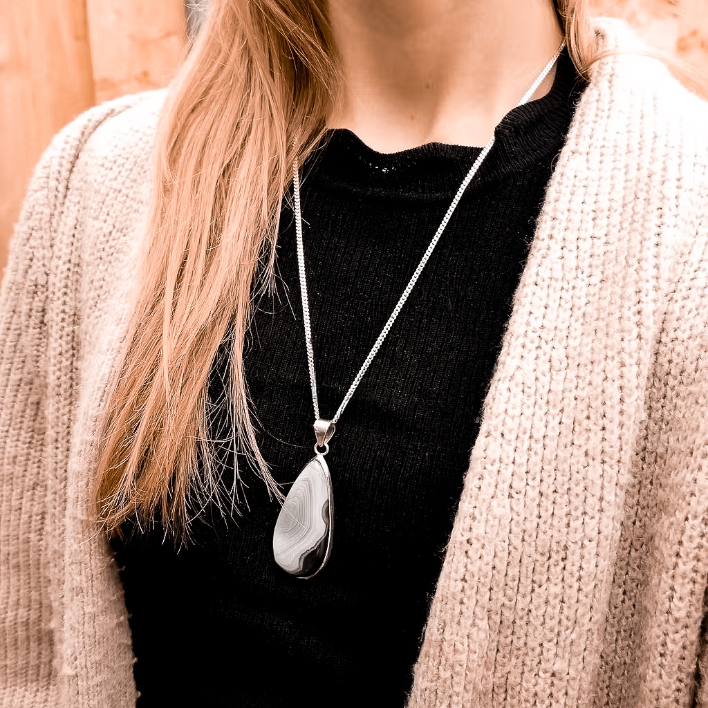 zilver-agaat-hanger-ketting-natuurlijke-bandenstructuur-gedragen-door-vrouw