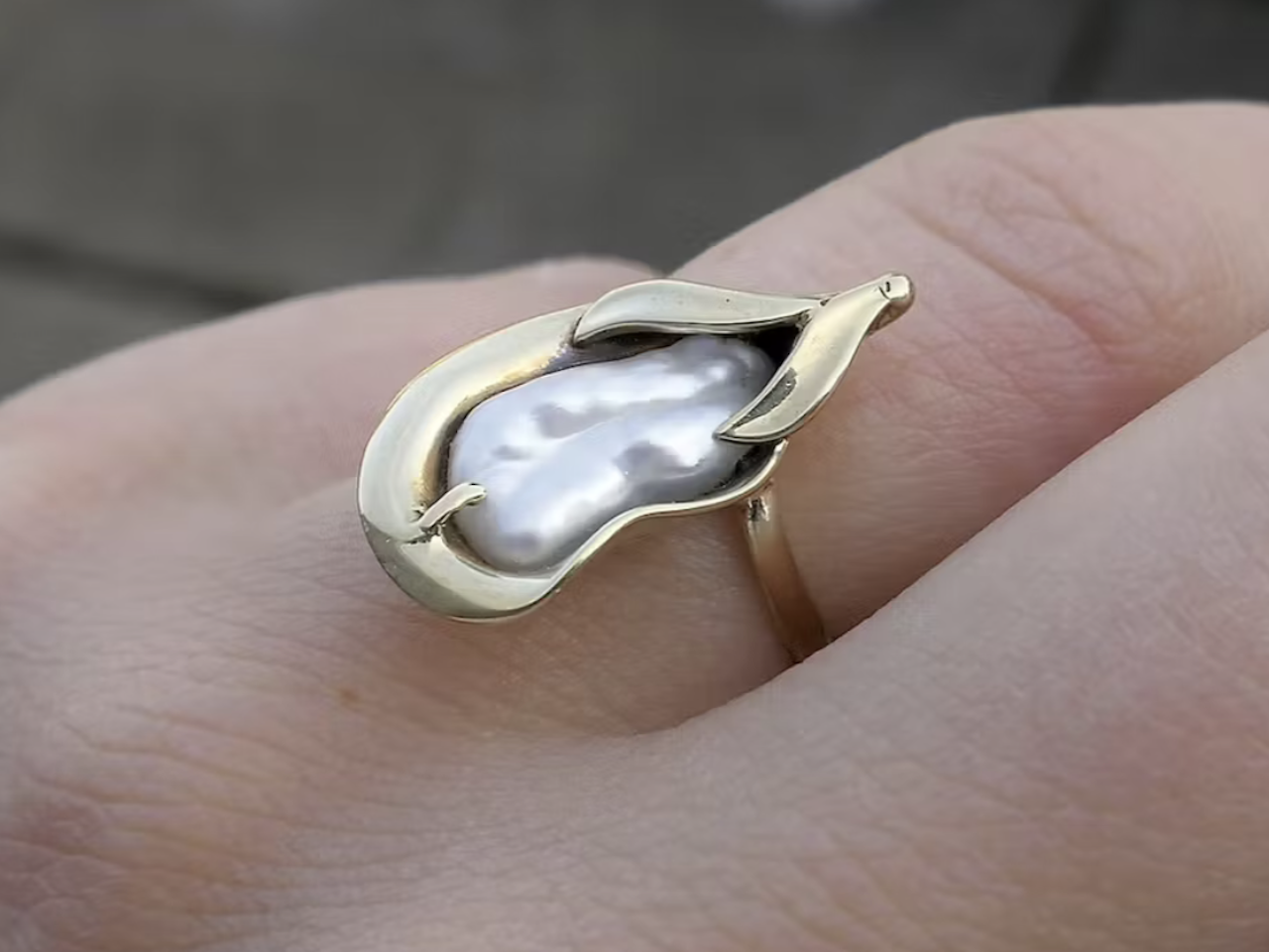 Vintage-gouden-ring-met-kleurrijke-edelstenen-in-organische-vormen-sieradentrend-2026