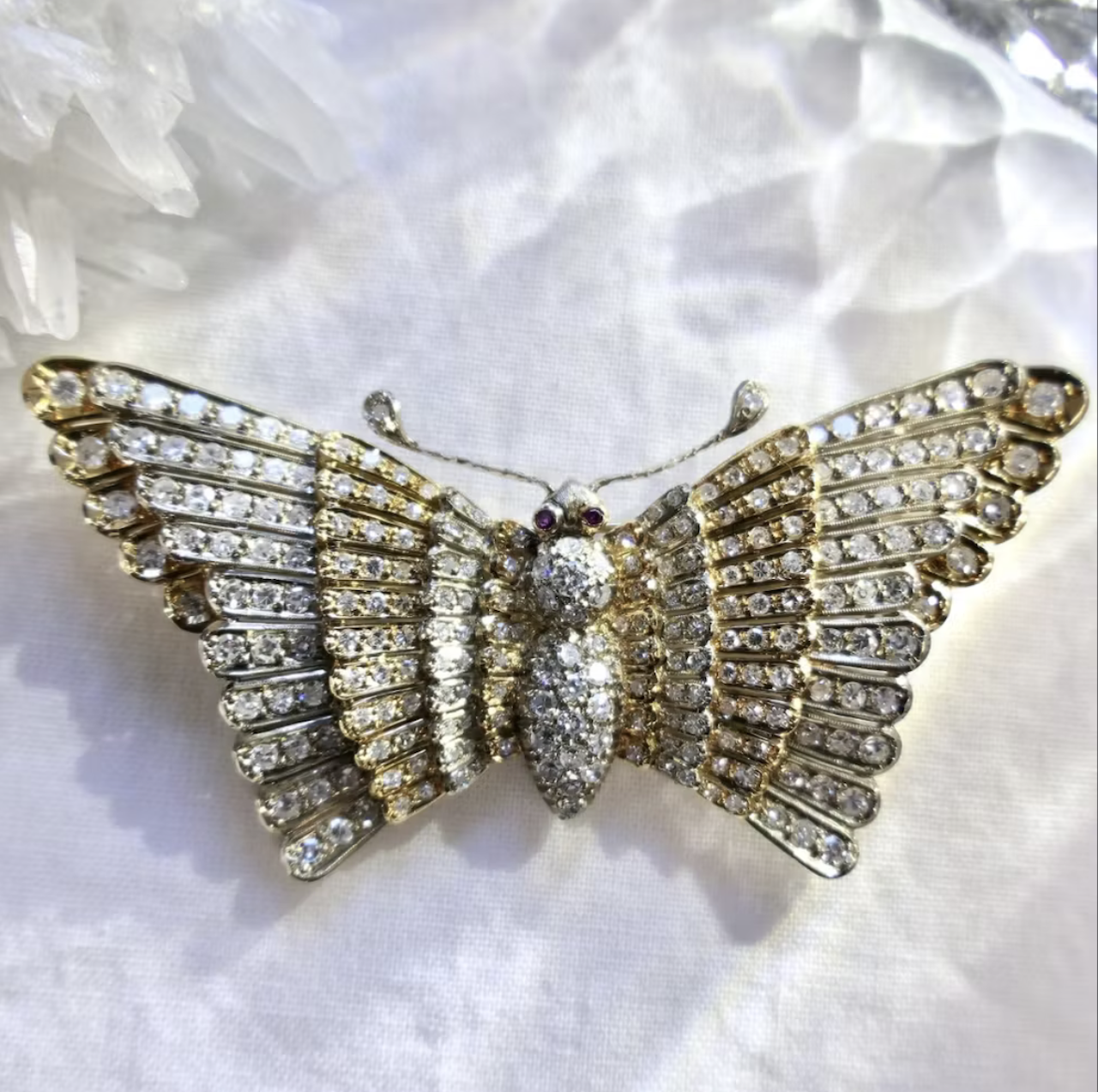 Vintage-vlinderbroche-met-diamanten-in-goud-klassieke-broche-in-de-sieradentrends-van-2026