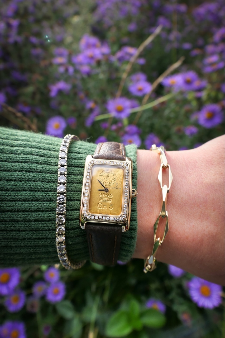 Vintage-gouden-horloge-met-gouden-armbanden-sieradentrends-2026