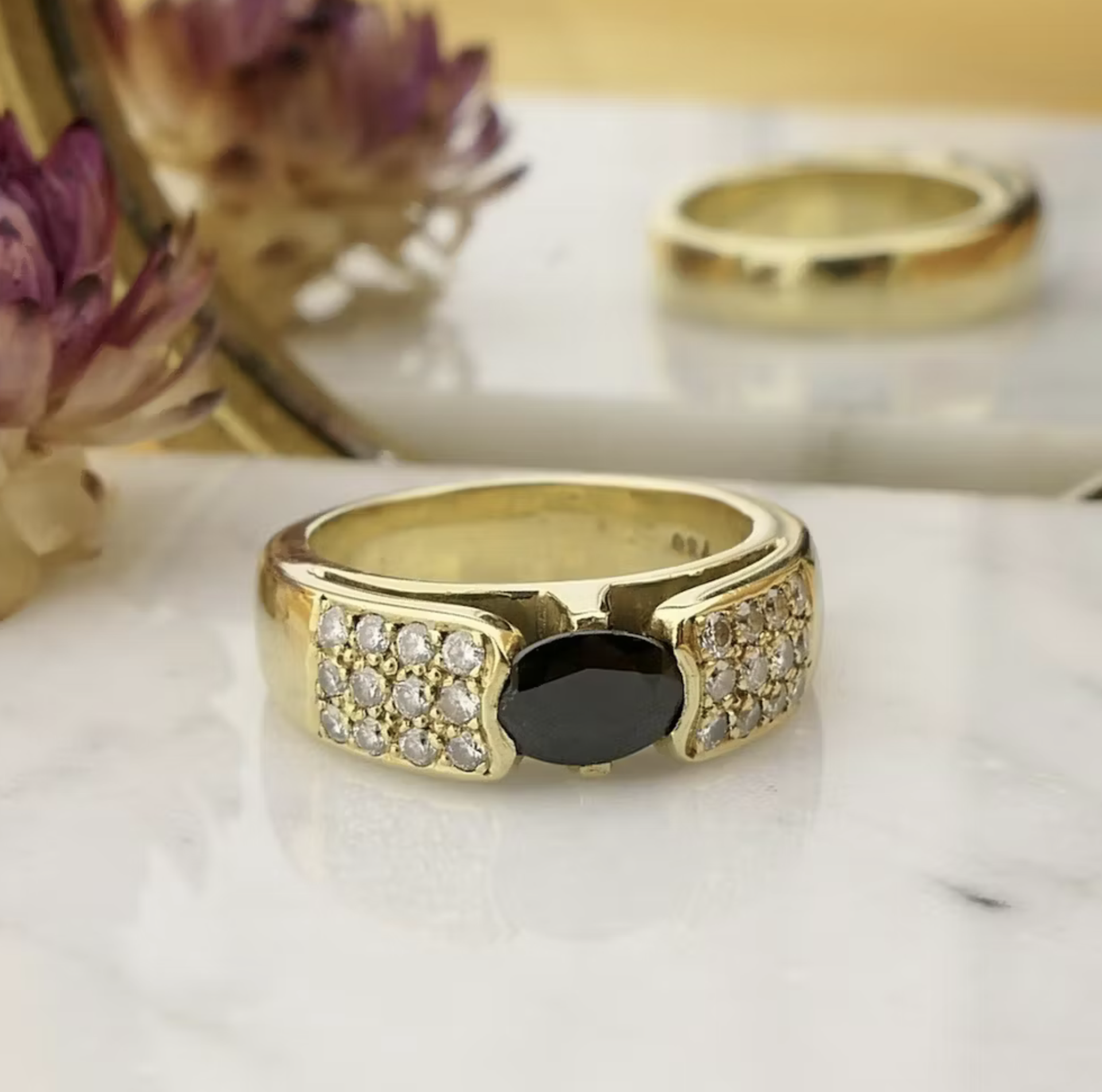 Vintage-gouden-ring-met-saffier-en-diamanten.png