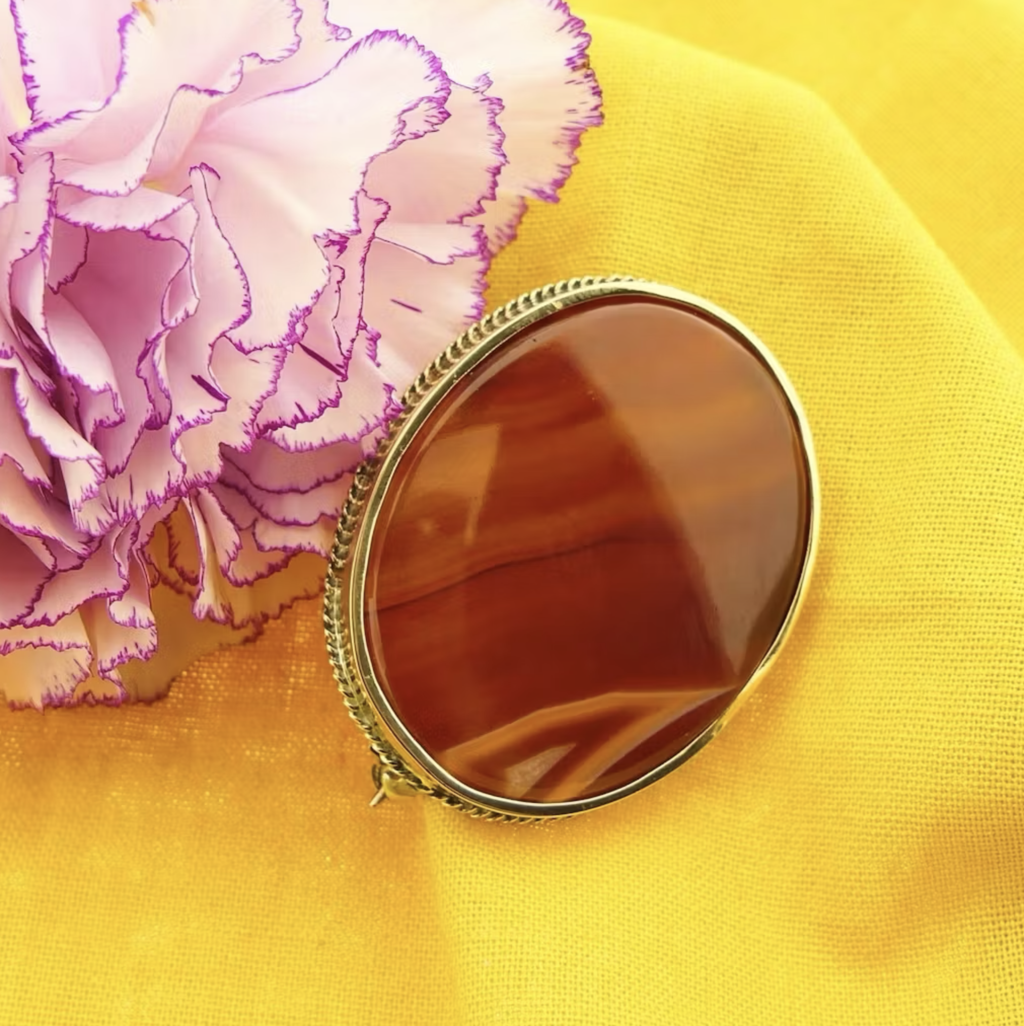 agouden-broche-carneool-agaat-edelsteen-gele-achtergrond