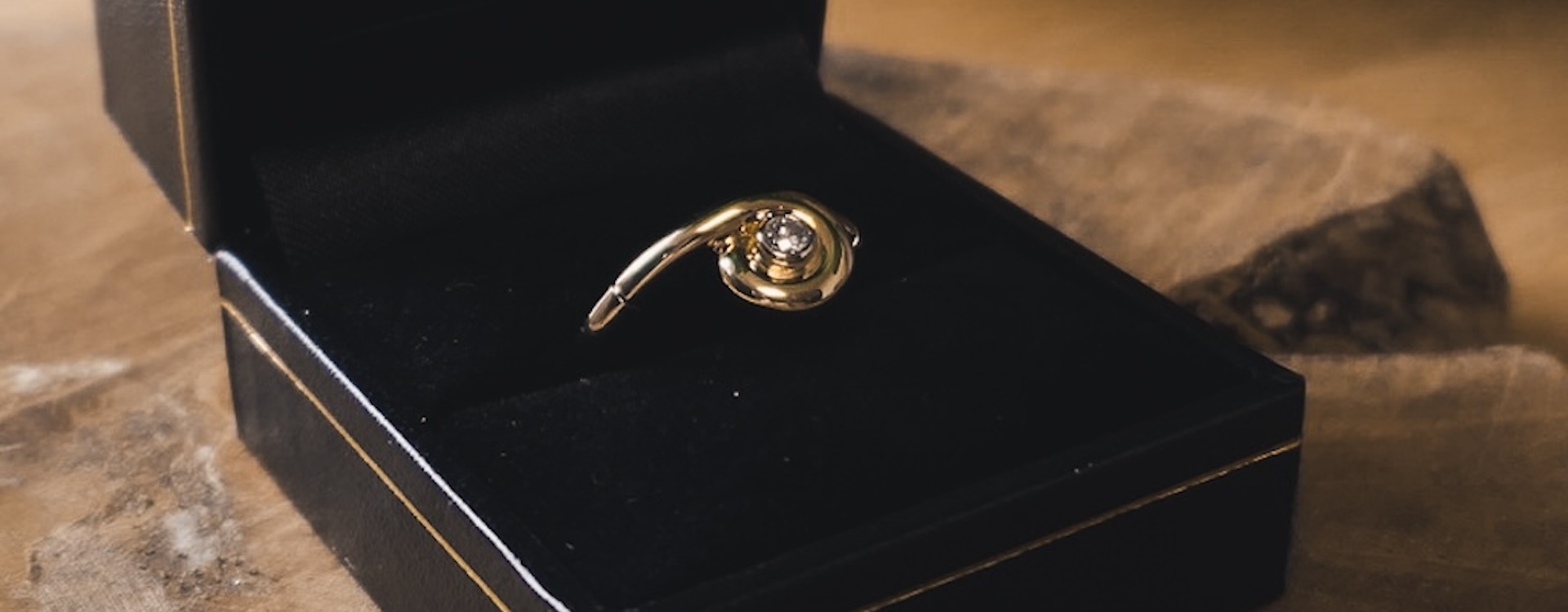 Gouden ring met diamant in sieraden bewaardoosje