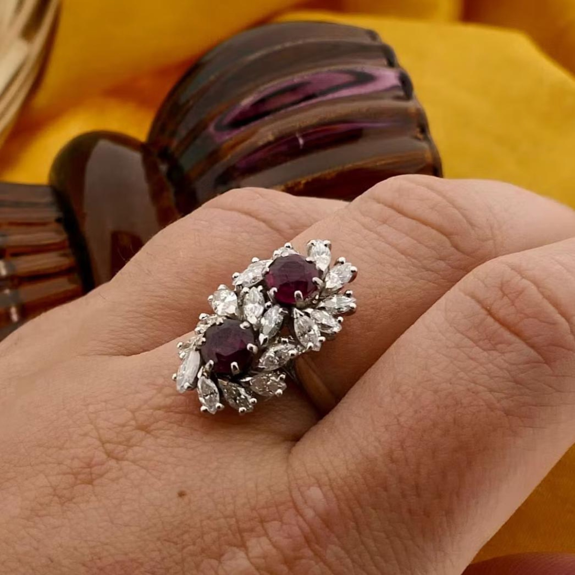 vintage-witgouden-ring-met-robijnen-en-diamanten-op-model