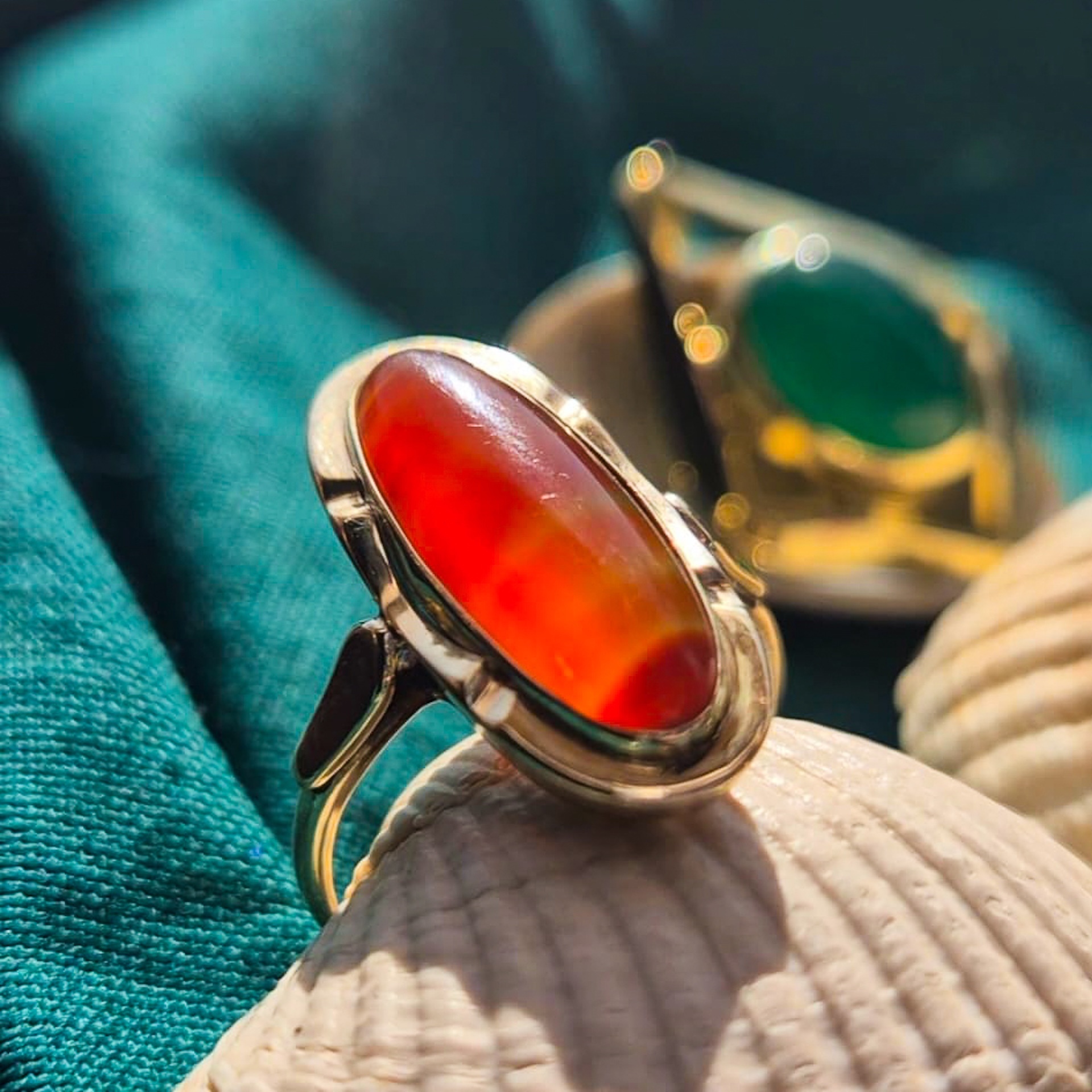 gouden-ring-carneool-agaat-rode-edelsteen-vintage-stijl-close-up.jpg