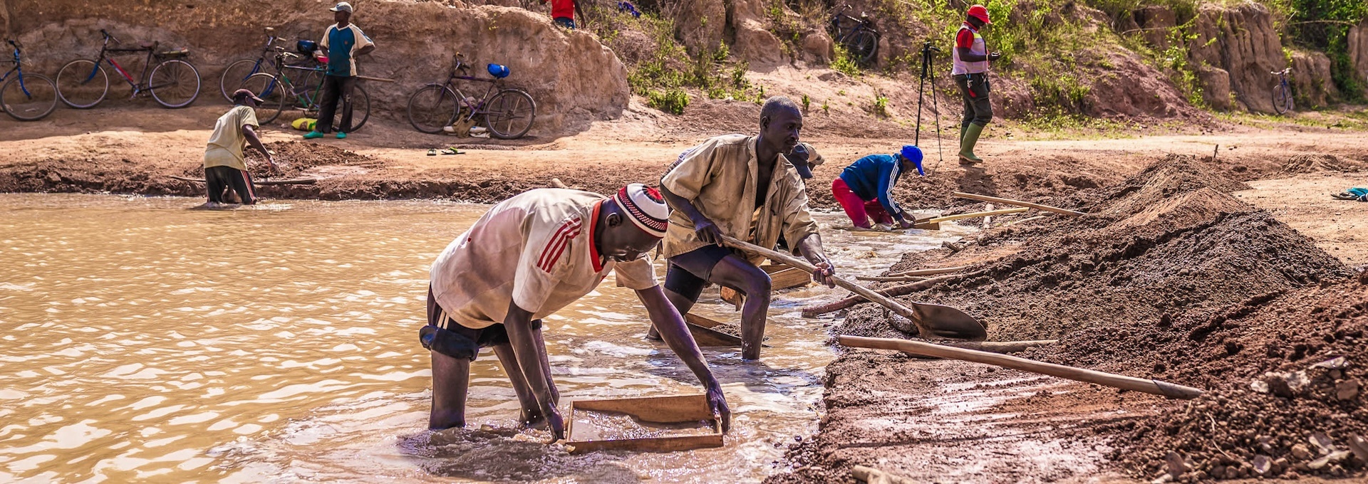 Natuurlijke diamant zoeken in een diamantmijn in Afrika