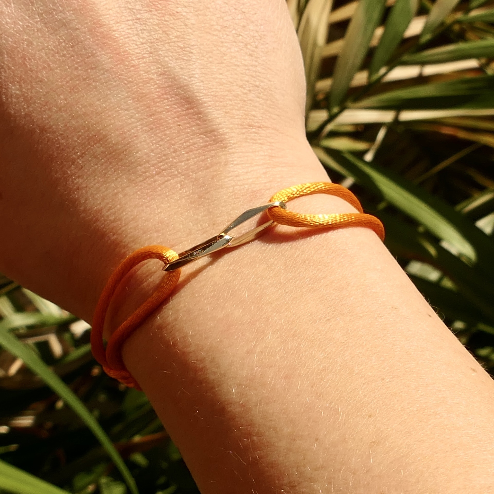 Forever Knots® collectie handgemaakte satijnkoord armbanden in verschillende kleuren