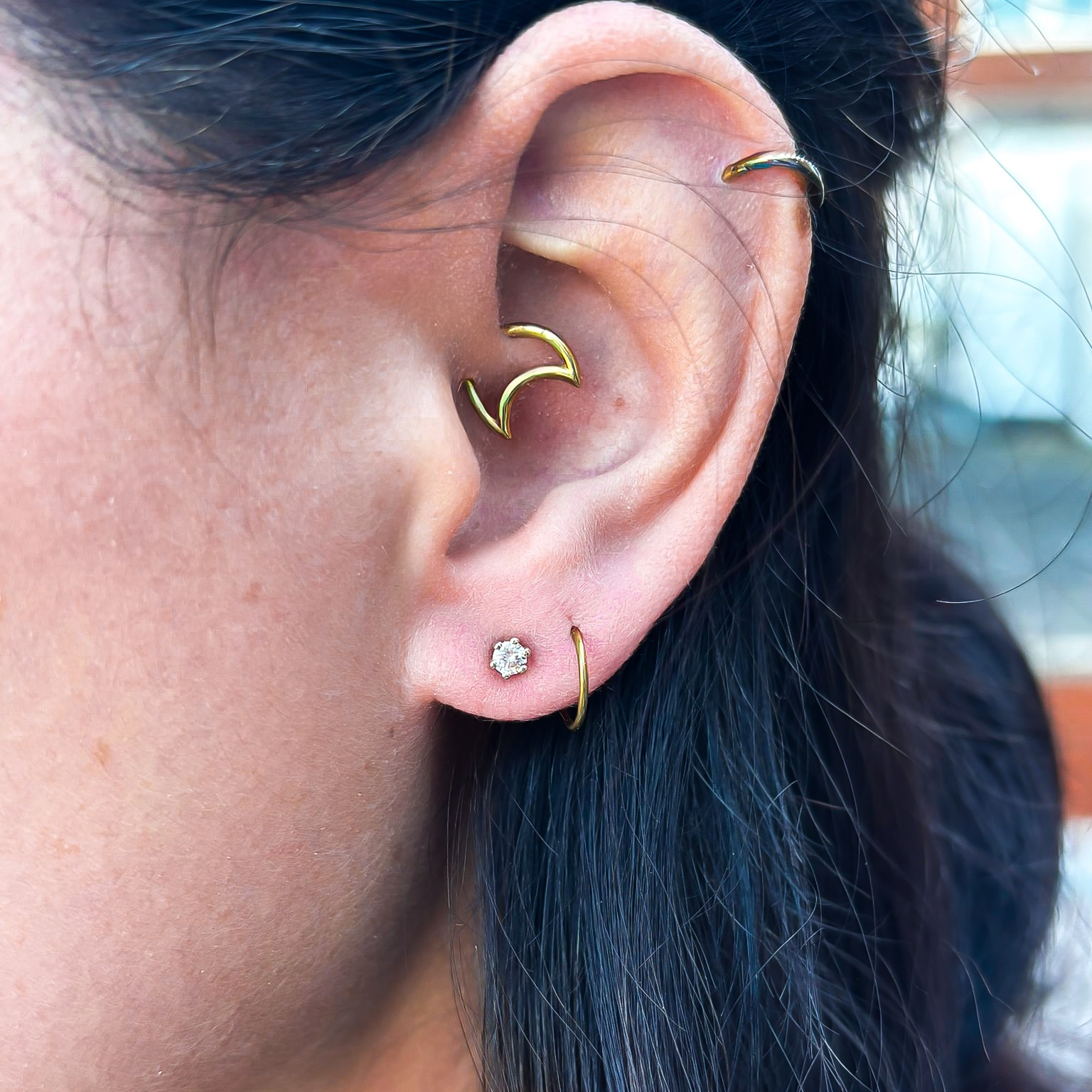 gouden-ear-cuff-met-diamanten-stud-en-hoop-oorbellen-ear-stack