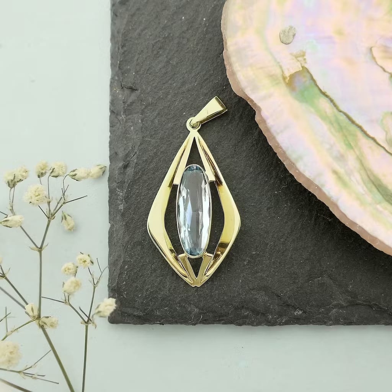 Geelgouden vintage hanger met aquamarijn edelsteen