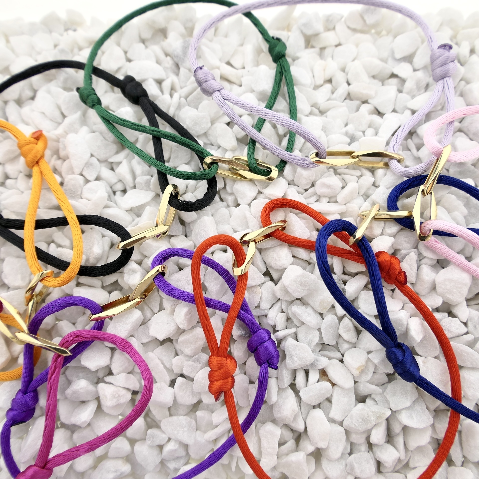 Forever Knots® collectie handgemaakte satijnkoord armbanden in verschillende kleuren