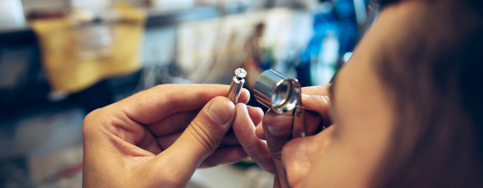 Gouden ring met diamant bekijken met een loep